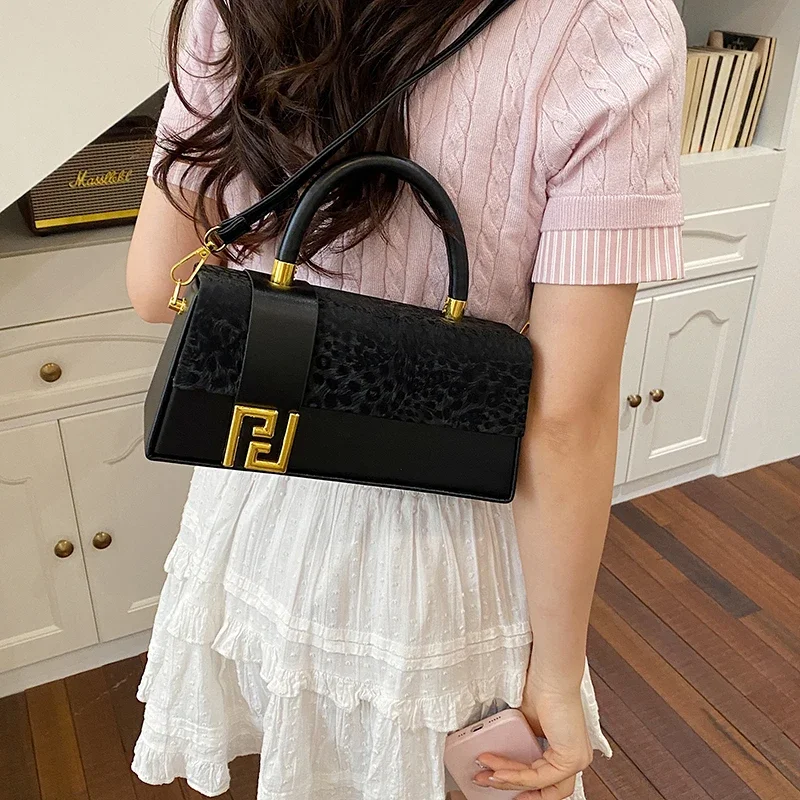 Elegant style crossbody bag, new fashionable women's buckle shoulder bag, luxurious design handbag with tassel decoration