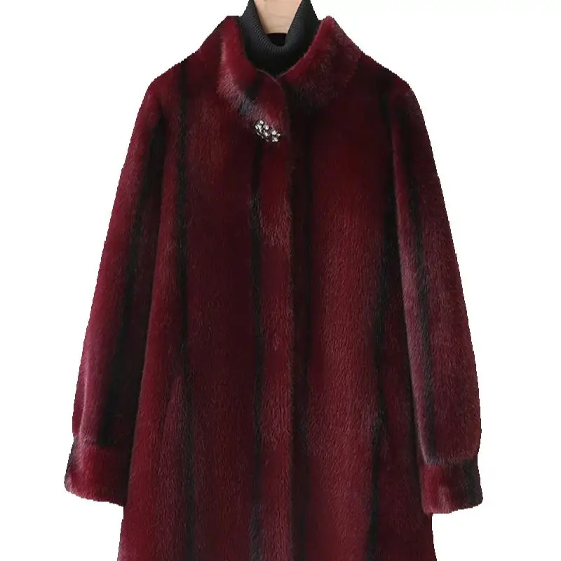 

В Хайнях, для людей среднего и пожилого возраста, женские шубы средней длины, шубы из золотистого норкового меха для бабушек.