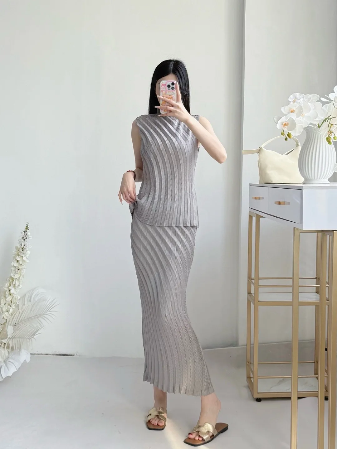 Solid Colour Round Neck Sleeveless Top Elastic Waist Pleated Half Body Skirt Two Piece Miyake 2025 Summer New Women's Suit