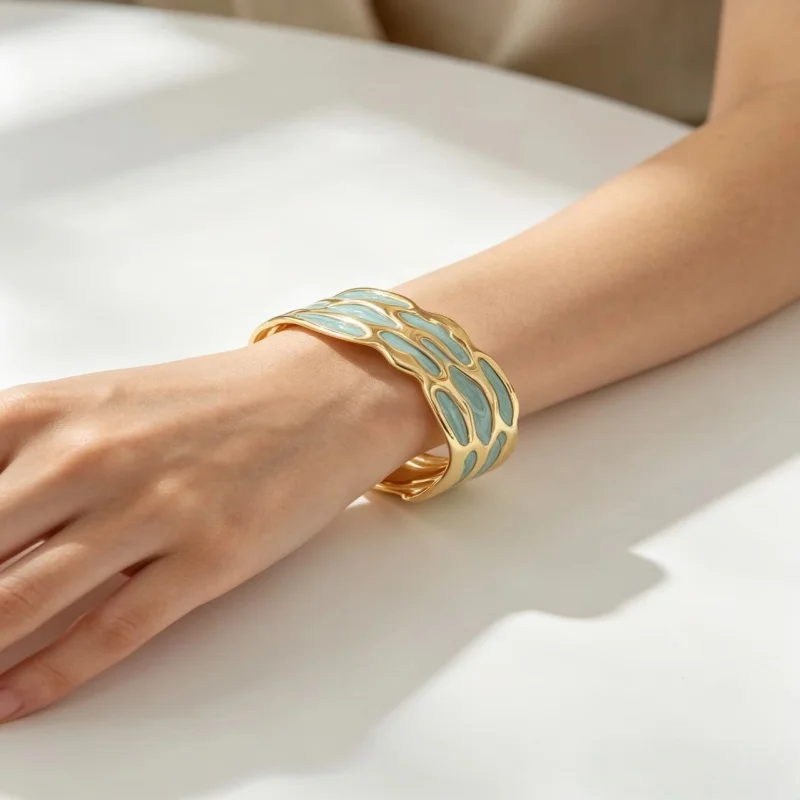 

Fashionable Geometric Hollow out Metal Open Bracelet Elegant Ladies Daily Party Event Versatile Accessory Unique Jewelry