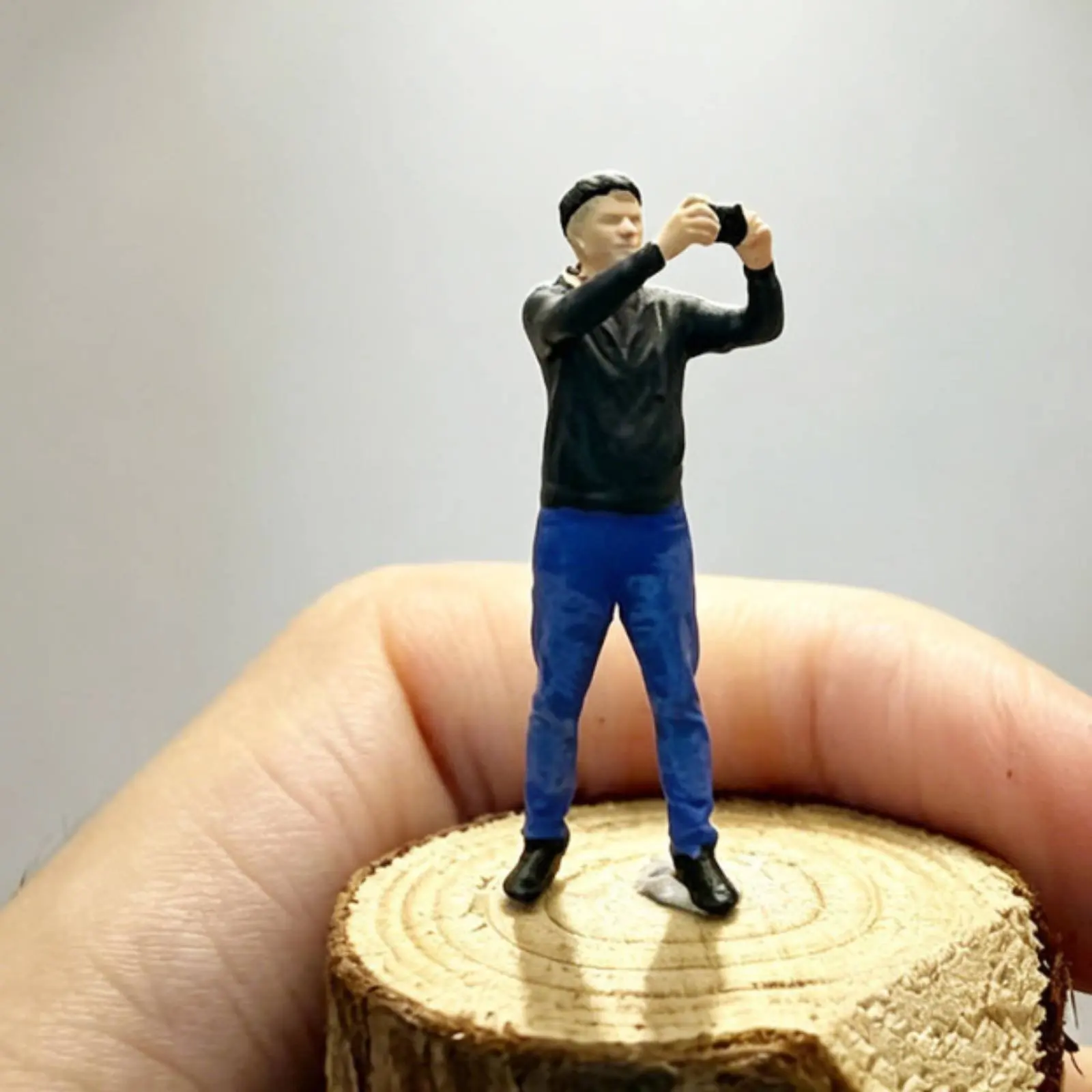 Mini Man Taking Photo Fine Workmanship Miniature Photographer Figurine Hand Painted Resin Figure Display Decoration