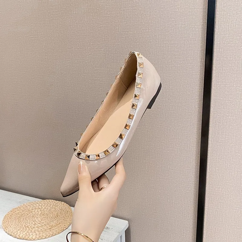 

2026 New Women's Shoes Exquisite Rivet Pointed Tip Casual Shoes for Woman Luxury Banquet Party Shoe Designer Shoes Zapatos Mujer