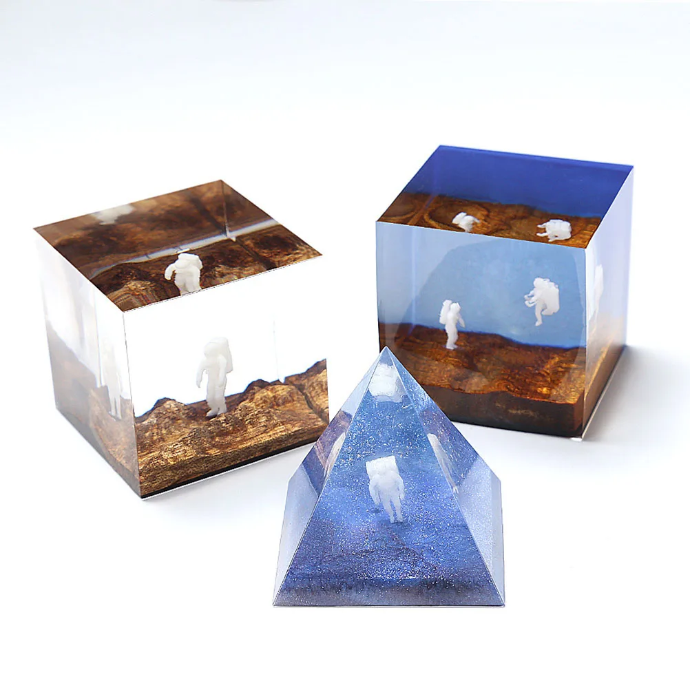 

4pcs 3D Crystal Epoxy Astronaut Ornament Mini Diy Pendant Accessories Micro-Landscape Adornment White A Style 01+02+03+04 Gift