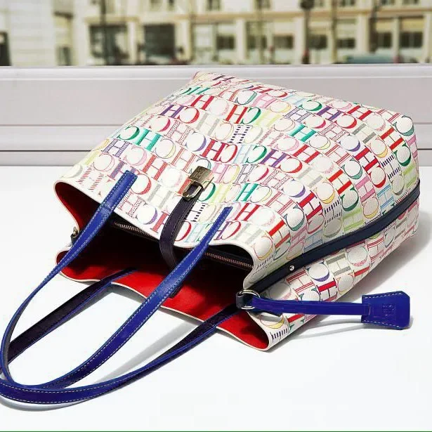 

Elegant Ladies Handbags In Premium Leather: Features Adjustable Shoulder Strap And Crossbody-Bag Conversion For Sophistication