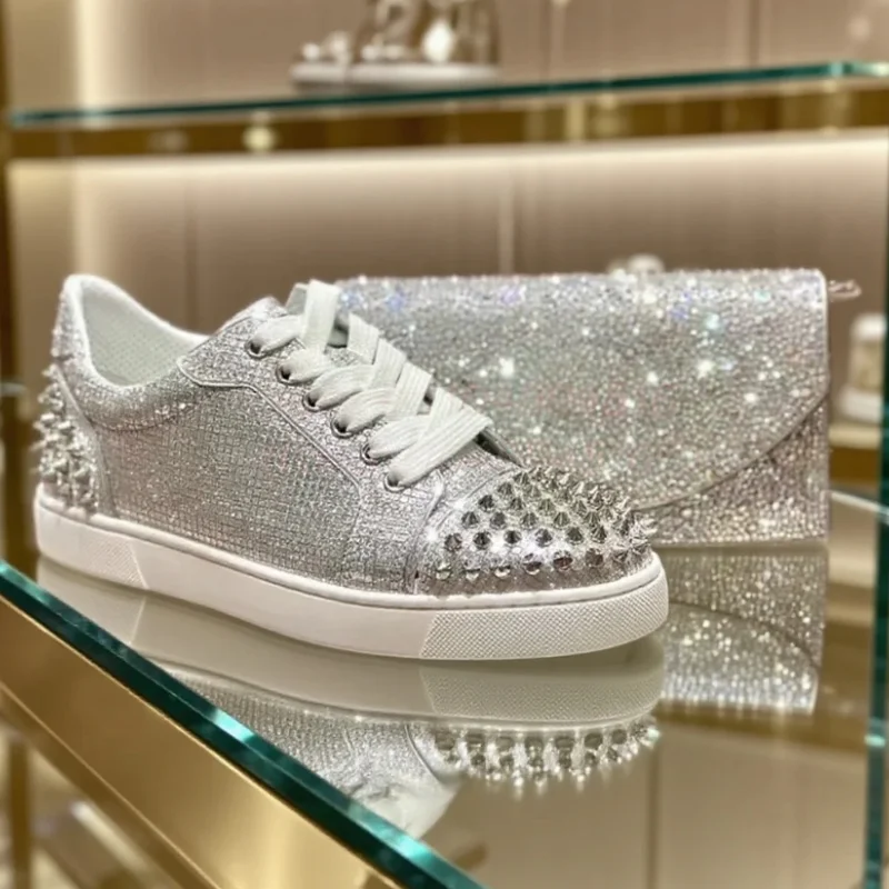 

Серебряные заклепки, блестящие повседневные кроссовки на шнуровке с круглым носком на плоской подошве, женская обувь, комплект уличной модной повседневной обуви, одинаковая сумка 2025