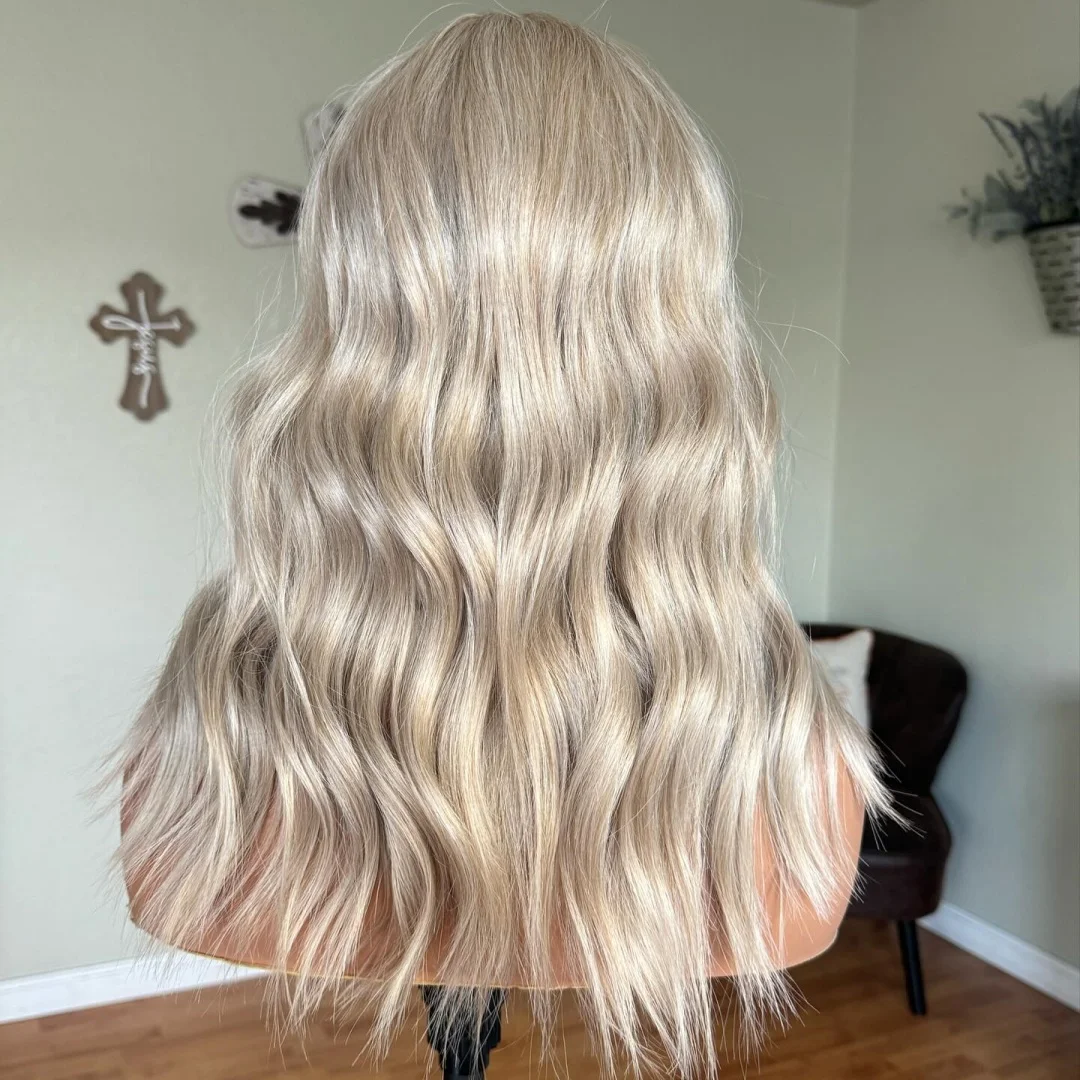 Parrucca corta bionda senza colla con onda d'acqua Parrucca sintetica in fibra premium biondo platino Parrucca cosplay per donna leggera