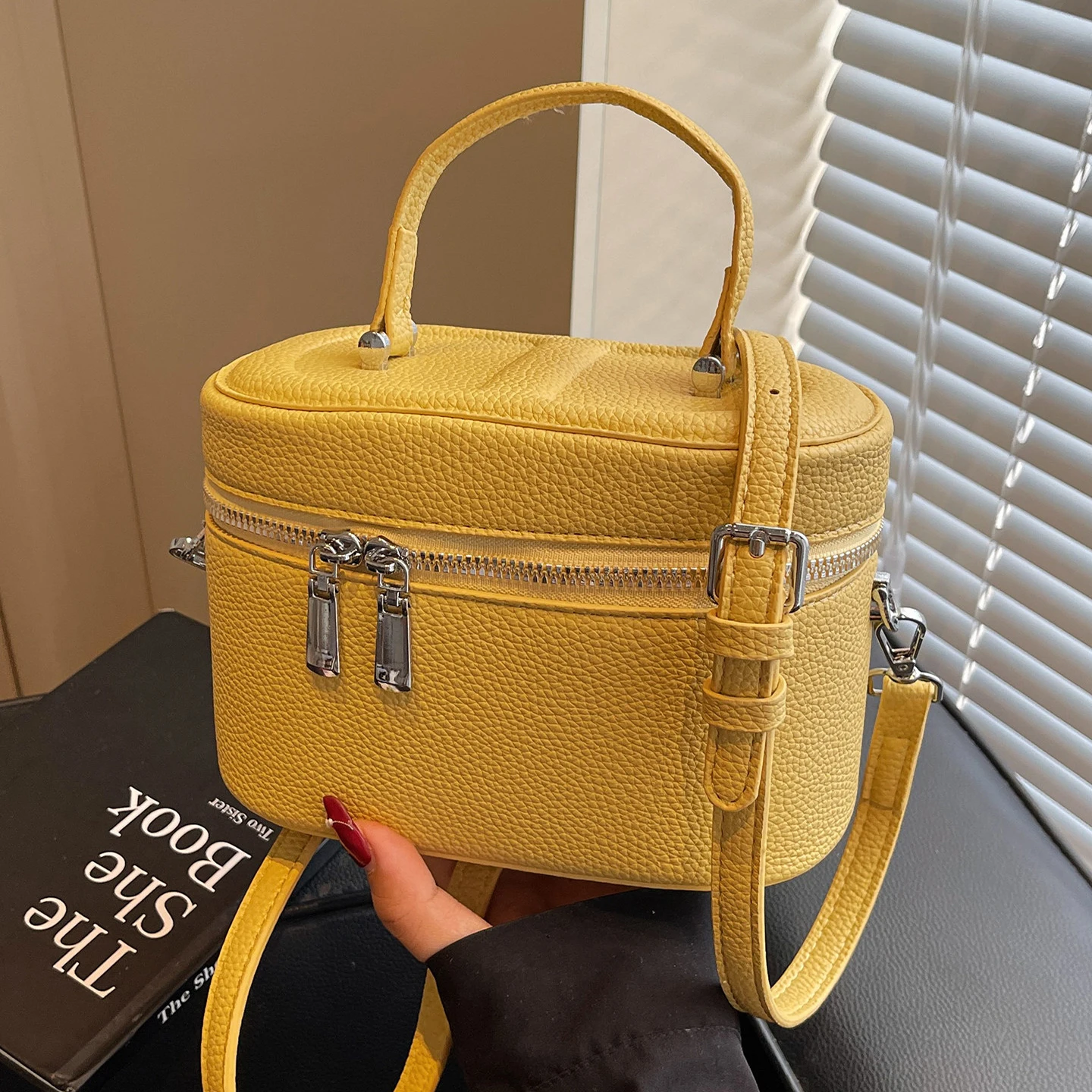 

Желтая маленькая квадратная сумка для женщин 2026: Новинка, однотонная, на молнии, мини-сумочка, модная, универсальная, для повседневного использования, через плечо