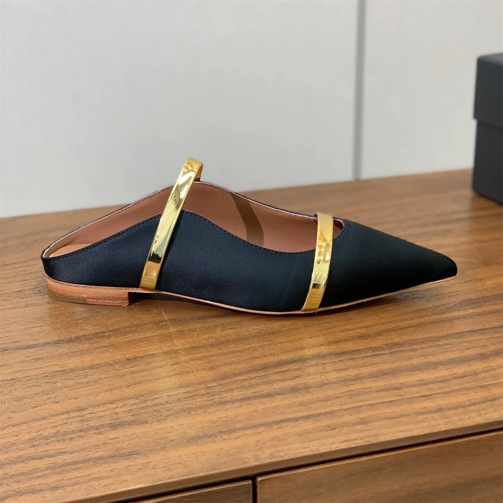 Top Qualität Designer Echtes Leder Spitz-Toe Flache Ferse Frau Hausschuhe Maultiere Rutschen Schnalle-Riemen Outdoor Hausschuhe Boote mujer