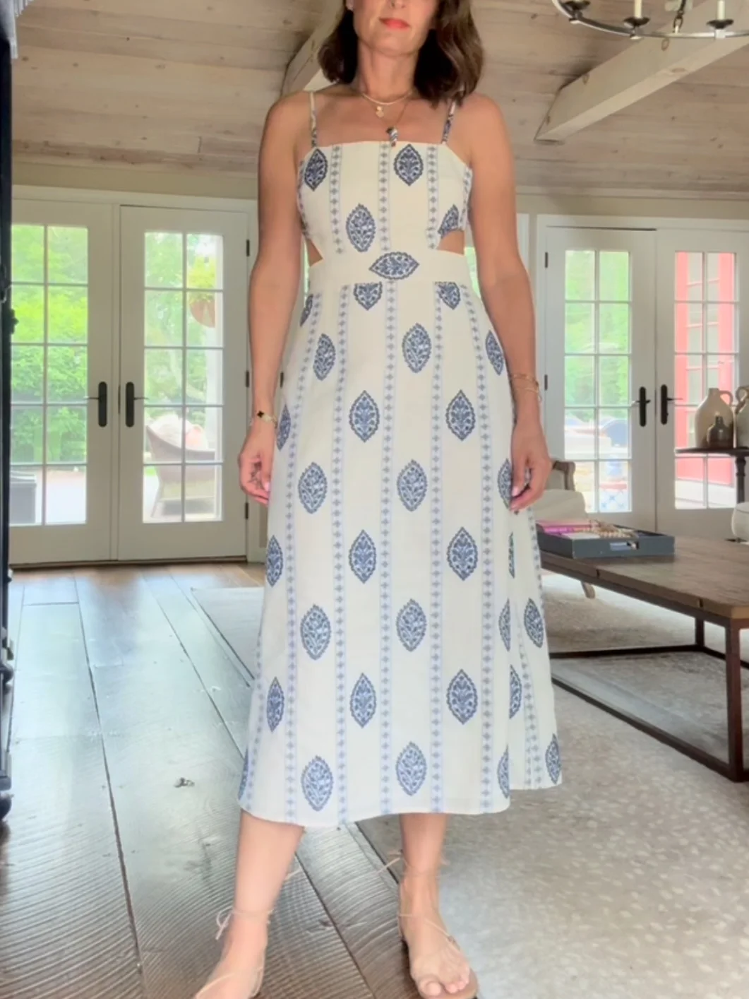 فستان مجوف أنيق مطرز بحمالات فستان طويل للسيدات موضة صيف 2025 على الطراز البوهيمي للعطلات فستان نسائي أنيق عتيق