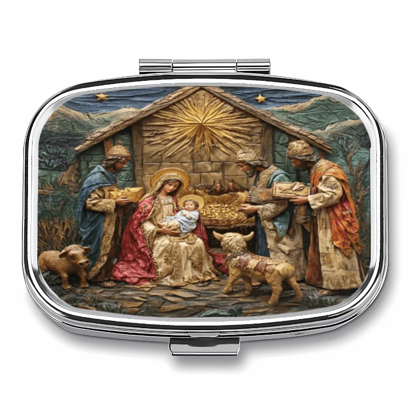 [2 estilos, capacidad opcional] Caja decorativa portátil rectangular/redonda con diseño en relieve de la Sagrada Familia, 3 compartimentos/2 compartimentos, caja de pastillas metálica compacta, caja de pastillas metálica portátil y decorativa, caja de almacenamiento de vitaminas metálica.