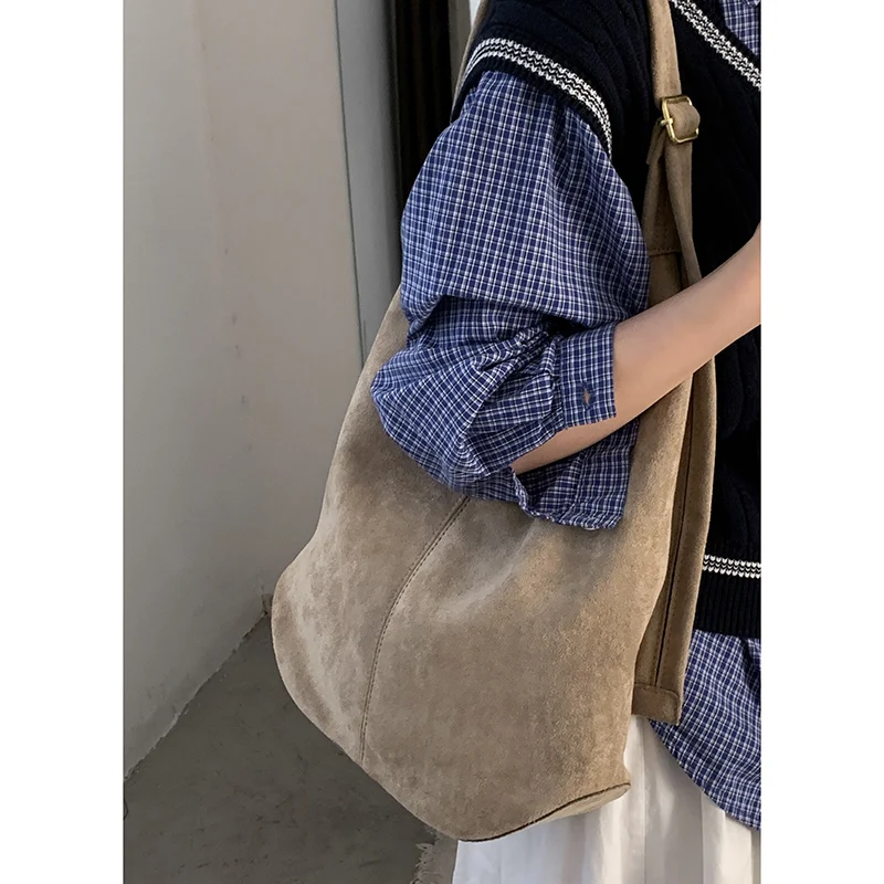 

2025 New Fashionable Korean Retro Tote Casual Large Capacity Bags Autumn Winter Suede Underarm Bag for Women