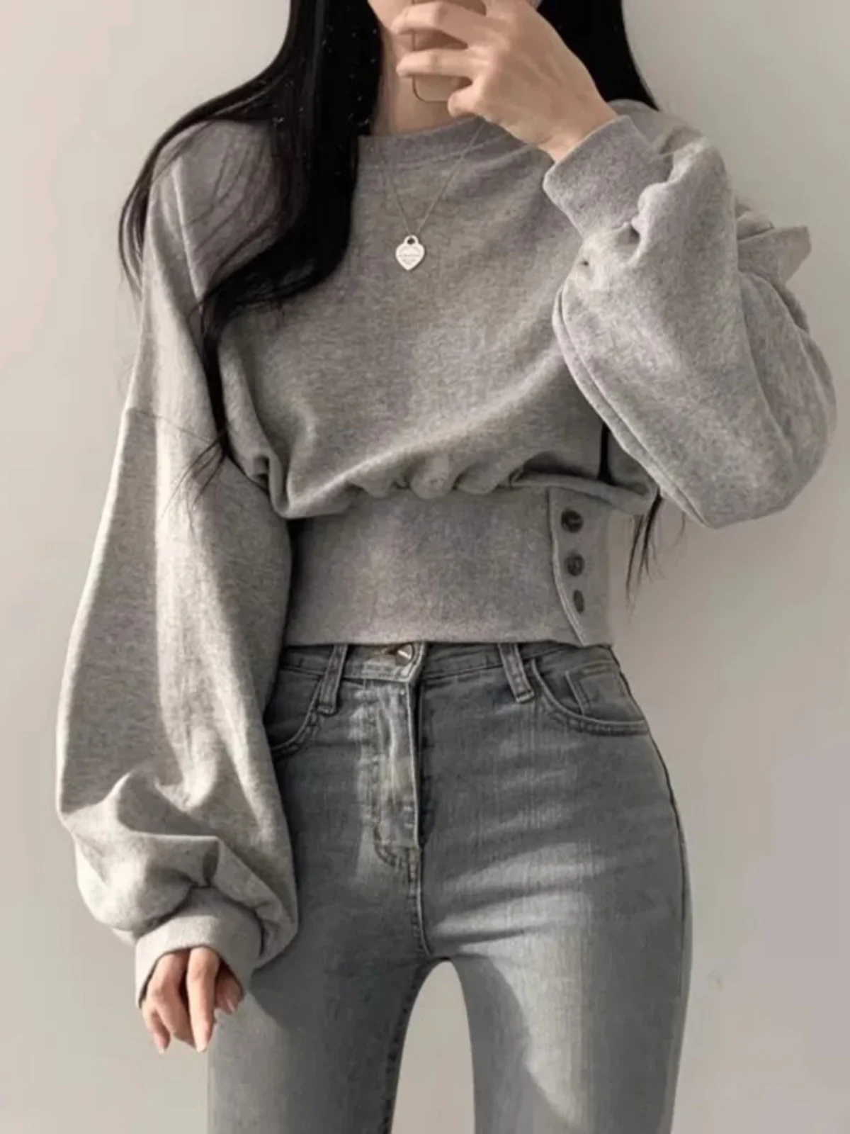 Design sense niche short waistband round neck hoodie for women in autumn, thin and versatile, loose fitting, long sleeved top