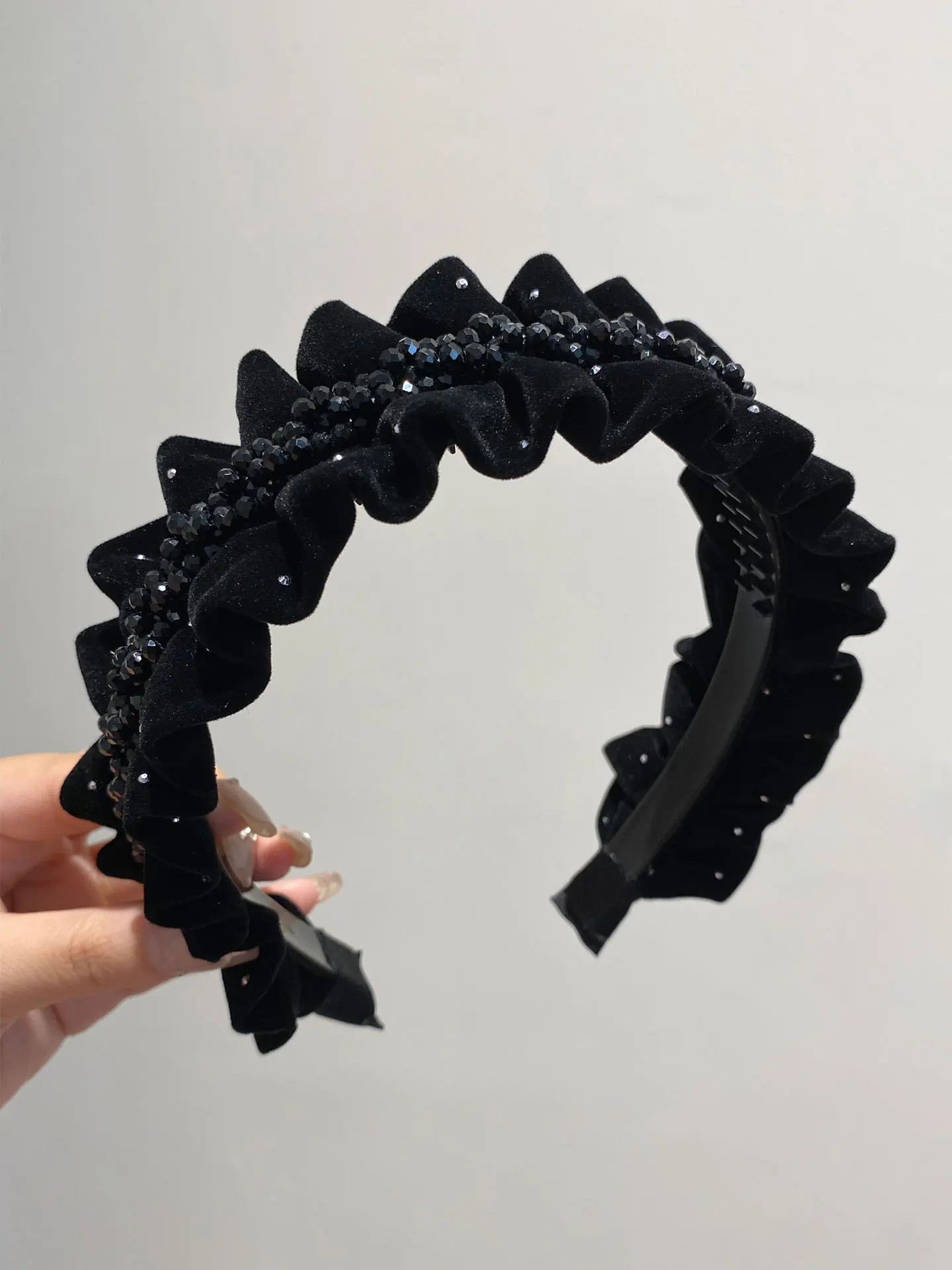 tiara-de-veludo-artesanal-com-borda-larga-elegante-e-moderna-nova-colecao-2025-tiara-com-no-superior-presilha-de-cabelo