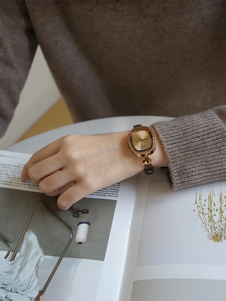 ساعة كوارتز نسائية كلاسيكية جديدة إكسسوار عصري وهدية عملية للنساء ساعة يد نسائية صغيرة وأنيقة