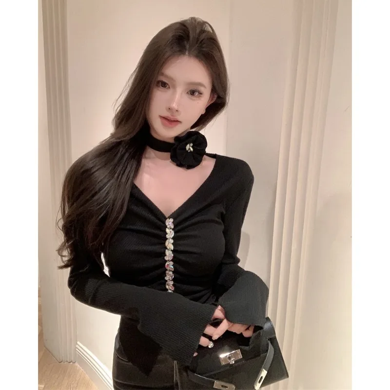 Camiseta de flores con cuello en V y pliegues de chica picante pura, Top corto Irregular ajustado de manga larga para primavera 2025, camisetas sexis elegantes Y2k