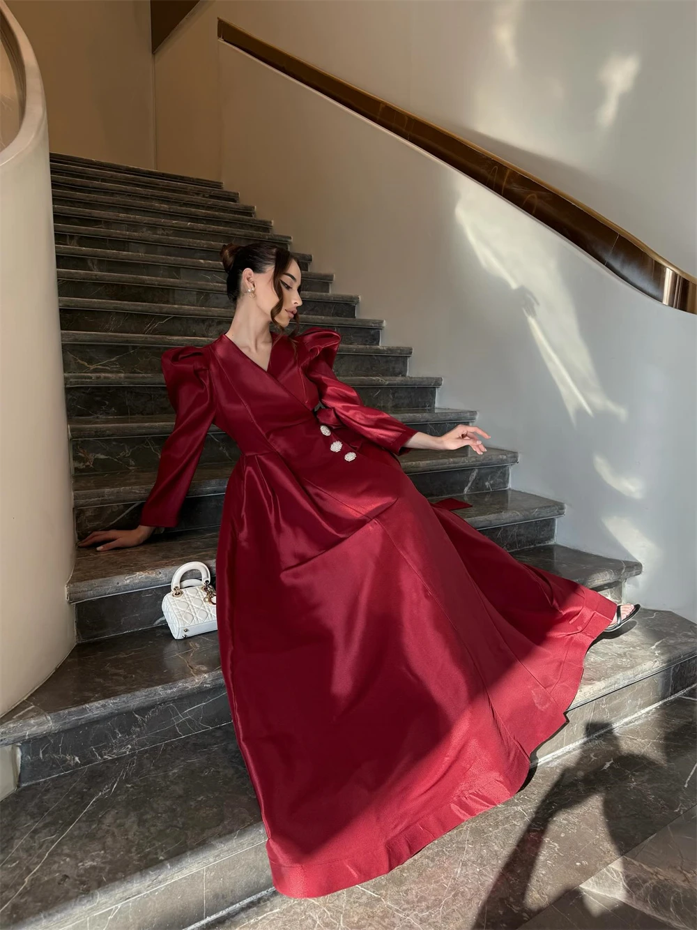 맞춤형 클래식 레드 새틴 이브닝 드레스 포멀 브이넥 긴 소매 셀러브리티 가운 소프트 A라인 스윕 트레인 홈커밍 드레스