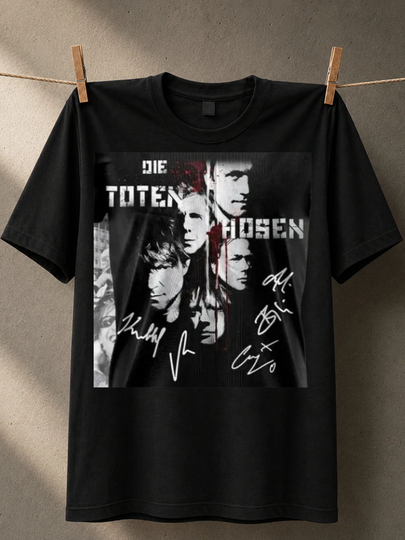 Коллаж с изображением группы Die Toten Hosen, с крупными буквами и деталями в виде рукописных подписей. Унисекс. Футболка унисекс.