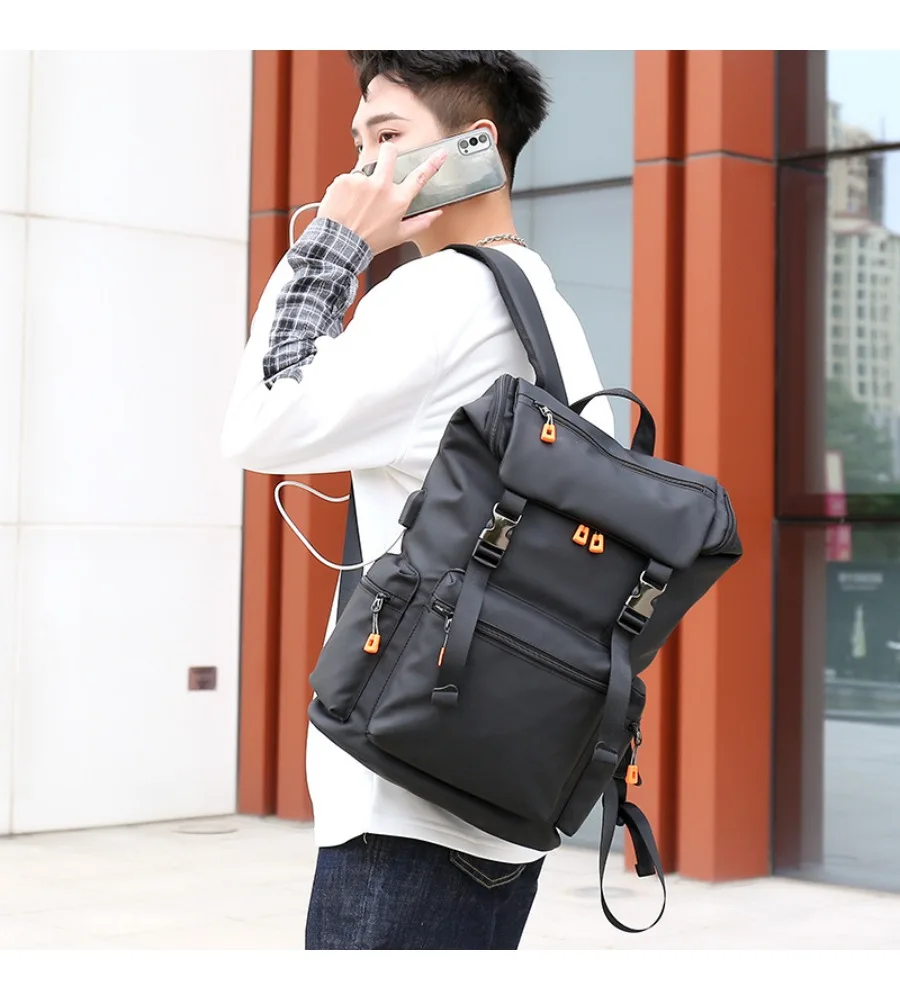 All purpose work companion built with versatile storage to adapt to both office days and weekend excursions