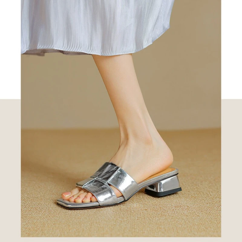 The new French fashion square toe open-toe slippers for women with woven high-end gold block heel sandals