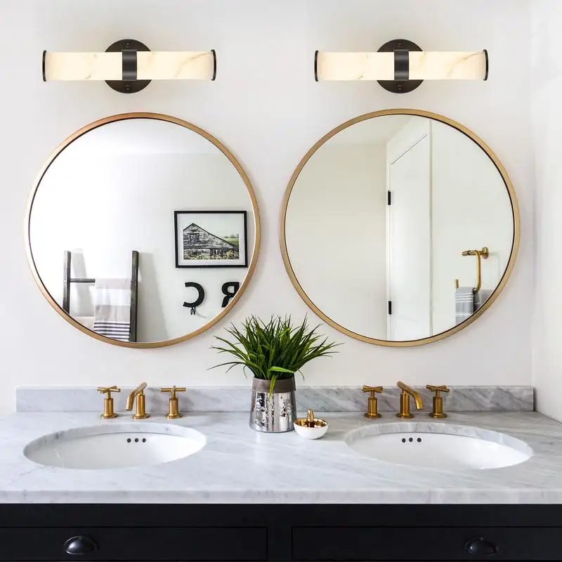 ชุดโคมไฟติดผนังลายหินอ่อนเรซิ่น 2 ชิ้นพร้อมโครงเหล็กสีดำ โคมไฟในร่มที่หรูหราสำหรับห้องโถง ห้องน้ำ