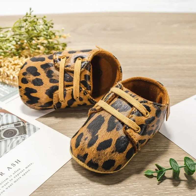 

2025 обувь для новорожденных, новая модная повседневная обувь из искусственной кожи для маленьких мальчиков, противоскользящая резиновая подошва, детские первые ходунки для малышей