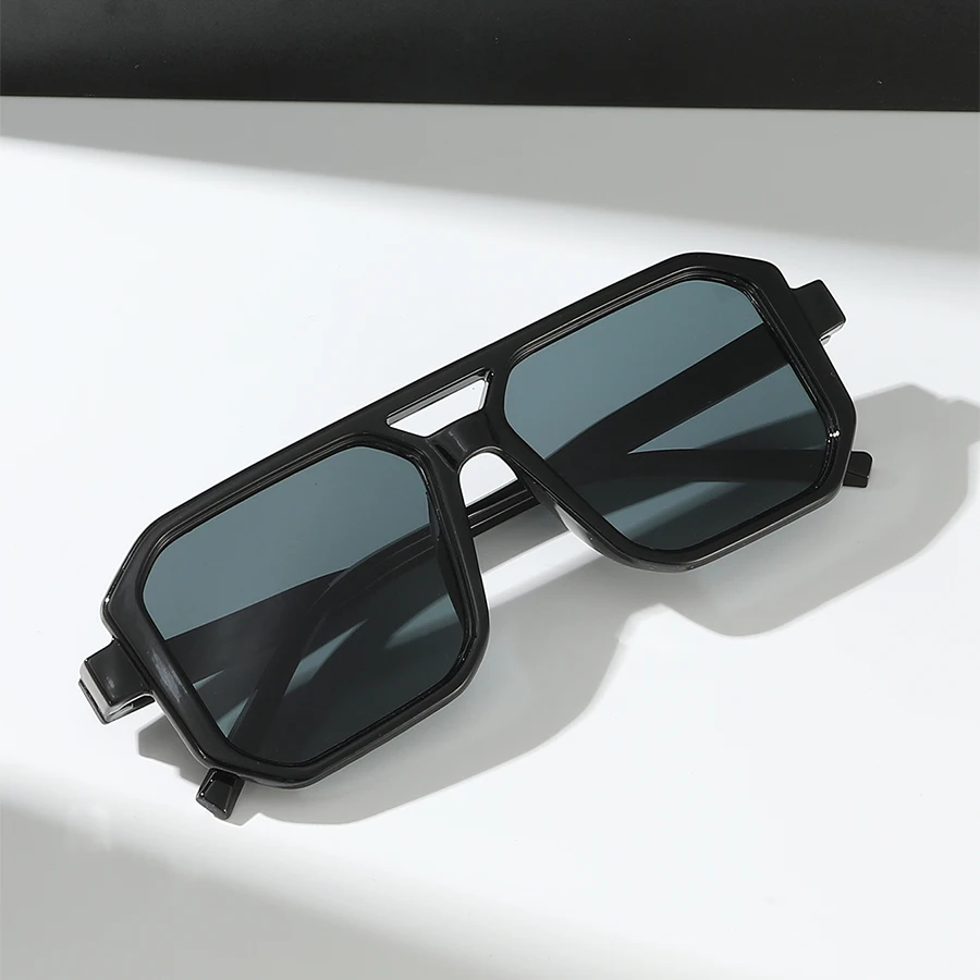 نظارات نسائية مربعة غير منتظمة، تتميز بتصميم مربع، وأسلوب بسيط وعصري