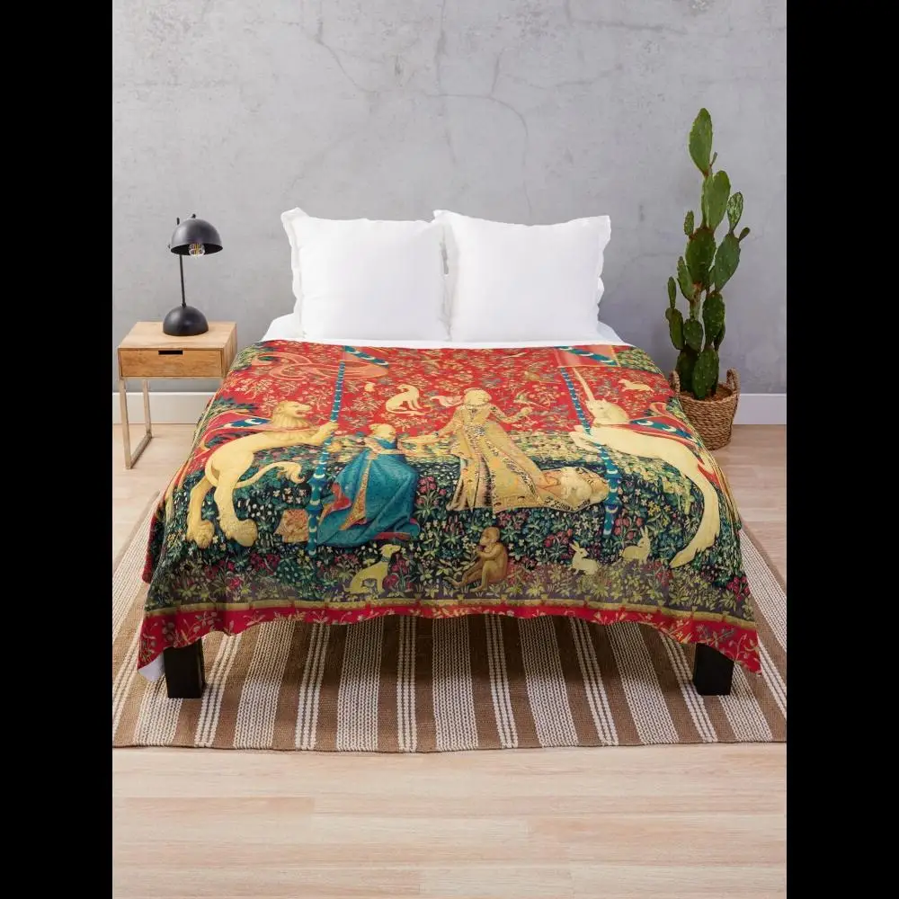 cobertor-decorativo-com-estampa-de-senhora-e-unicornio-flores-e-animais-em-tons-de-vermelho-e-verde