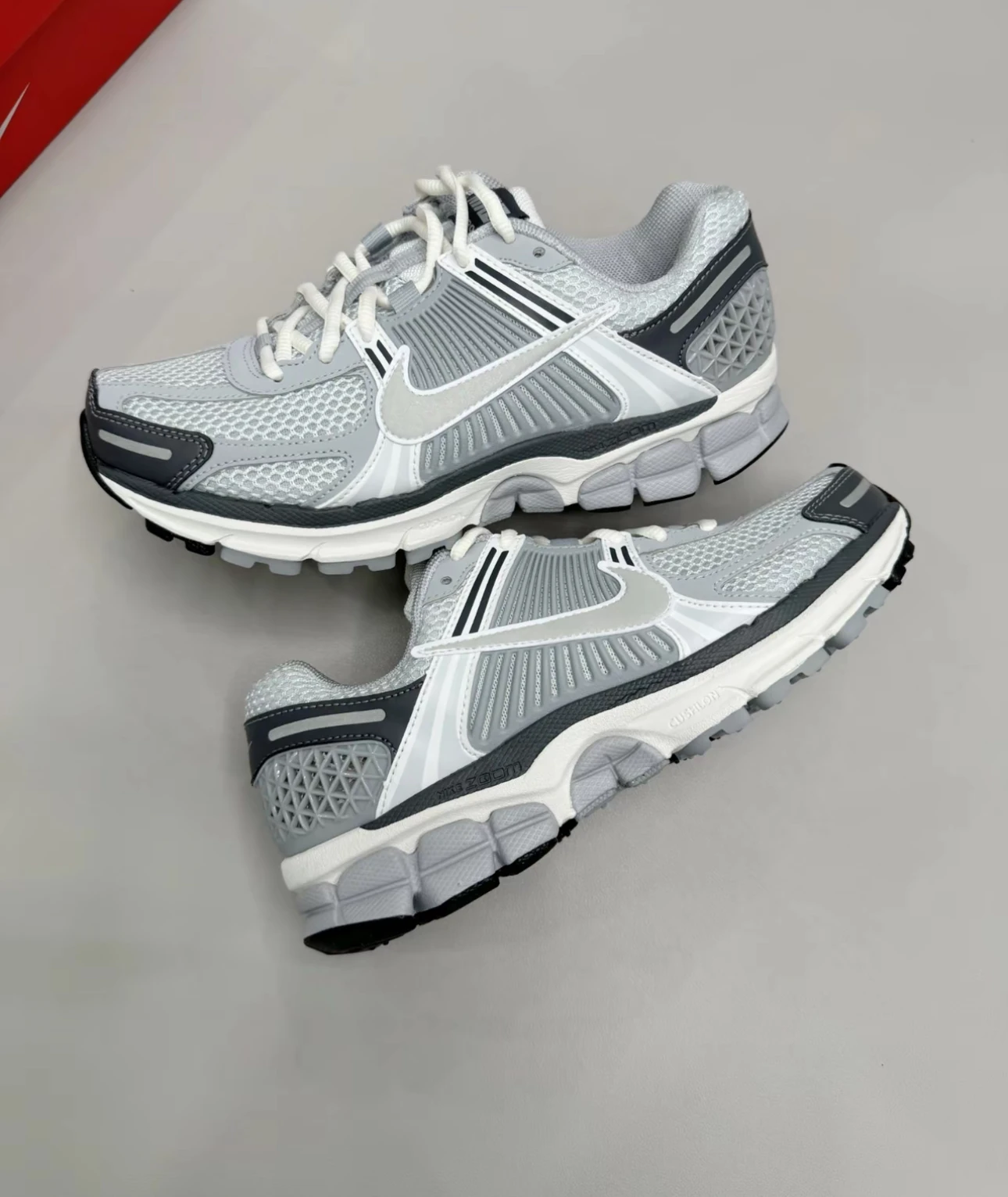 

Удобные дышащие прочные повседневные кроссовки Nike с мягкой сеткой и низким вырезом для мужчин, серебристые