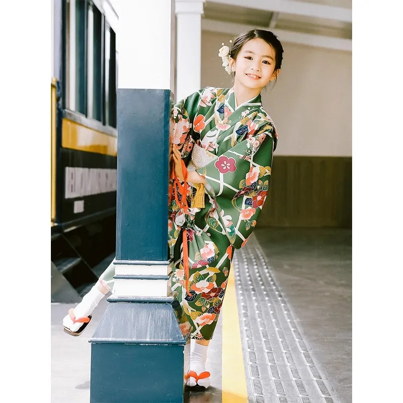 Kimono da ragazza in stile giapponese, colore verde, stampe floreali, Yukata modernizzato per bambini, costume cosplay di Halloween, abito da esibizione