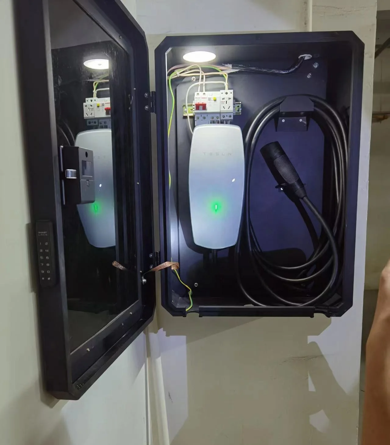 صندوق حماية قفل الشاحن لـ Tesla BYD، كومة شحن مقاومة للمطر والبرق، يمكن استخدام الحماية من الداخل والخارج