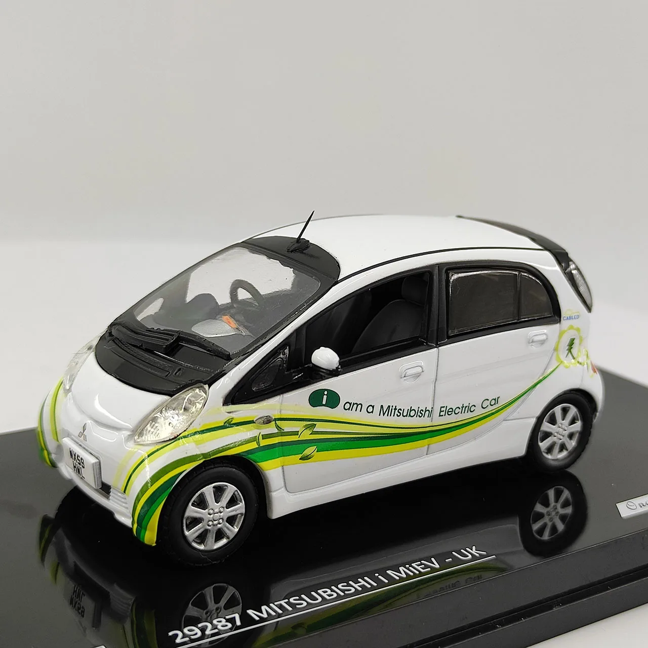 

Paint Surface Defect Box Cracked 1:43 Scale Mitsubishi IMiEV-UK White Alloy Car Model