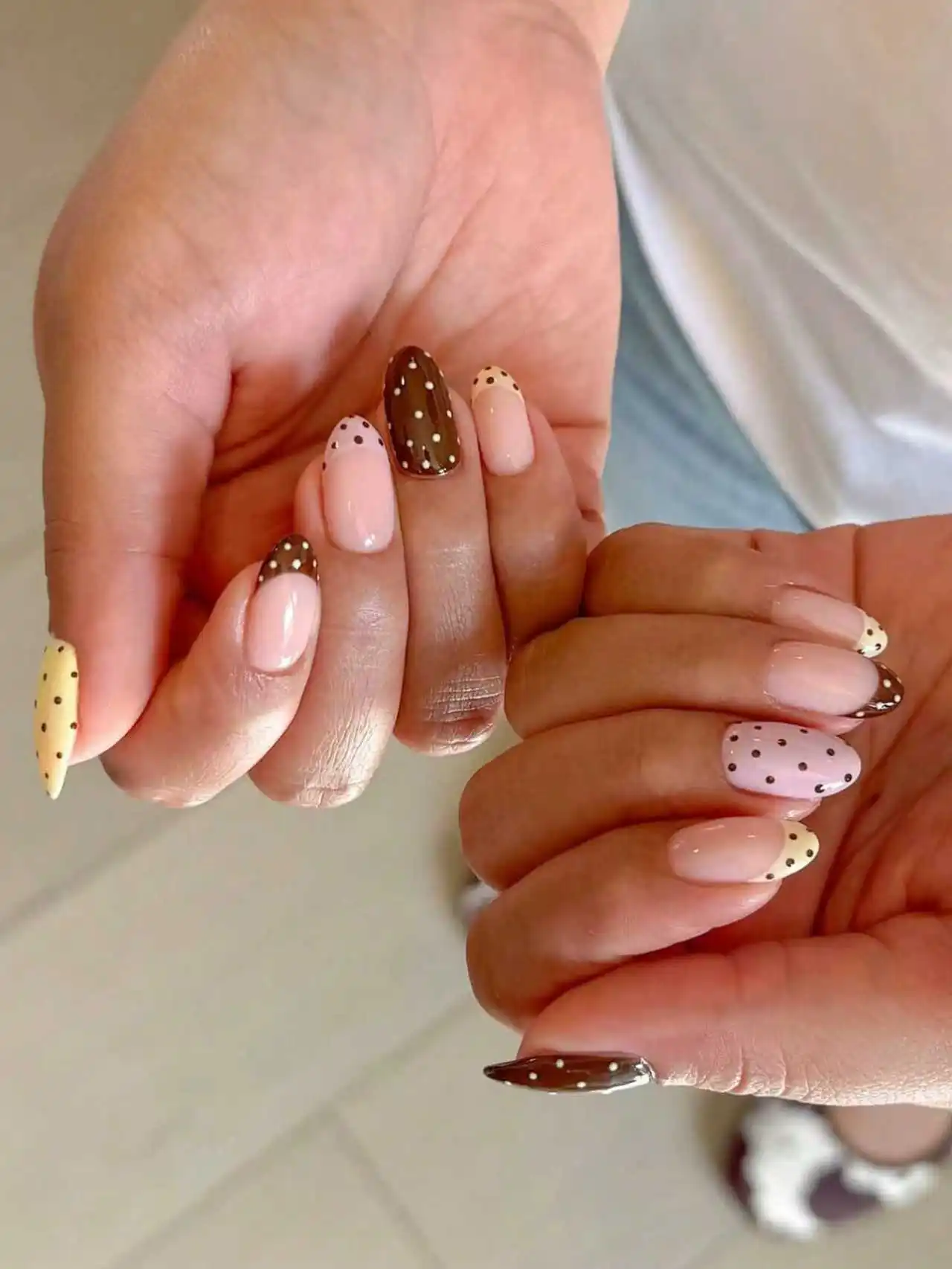 

10 pieces, handmade almond-shaped nails in a light brown-yellow color, French dot pattern, simple yet stylish, high-end quality.