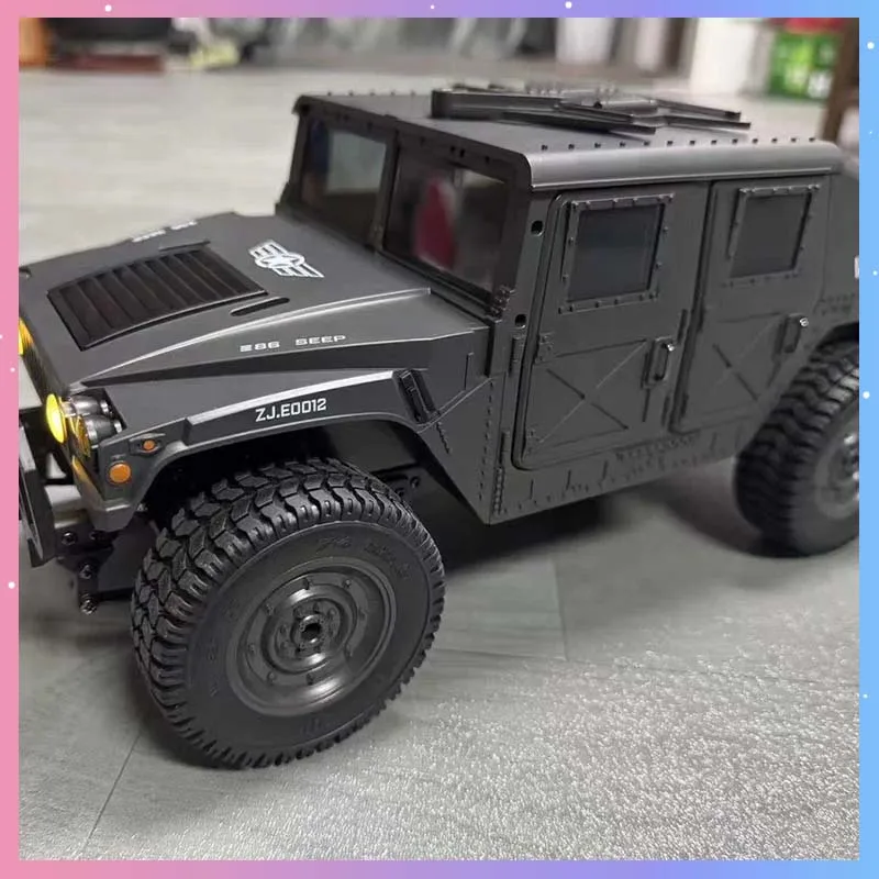 

RC Car C8835 Full Scale Remote Control Car 2.4G 4WD All-Terrain Off-Road Climber With LED Lights Military Simulation Model Toy