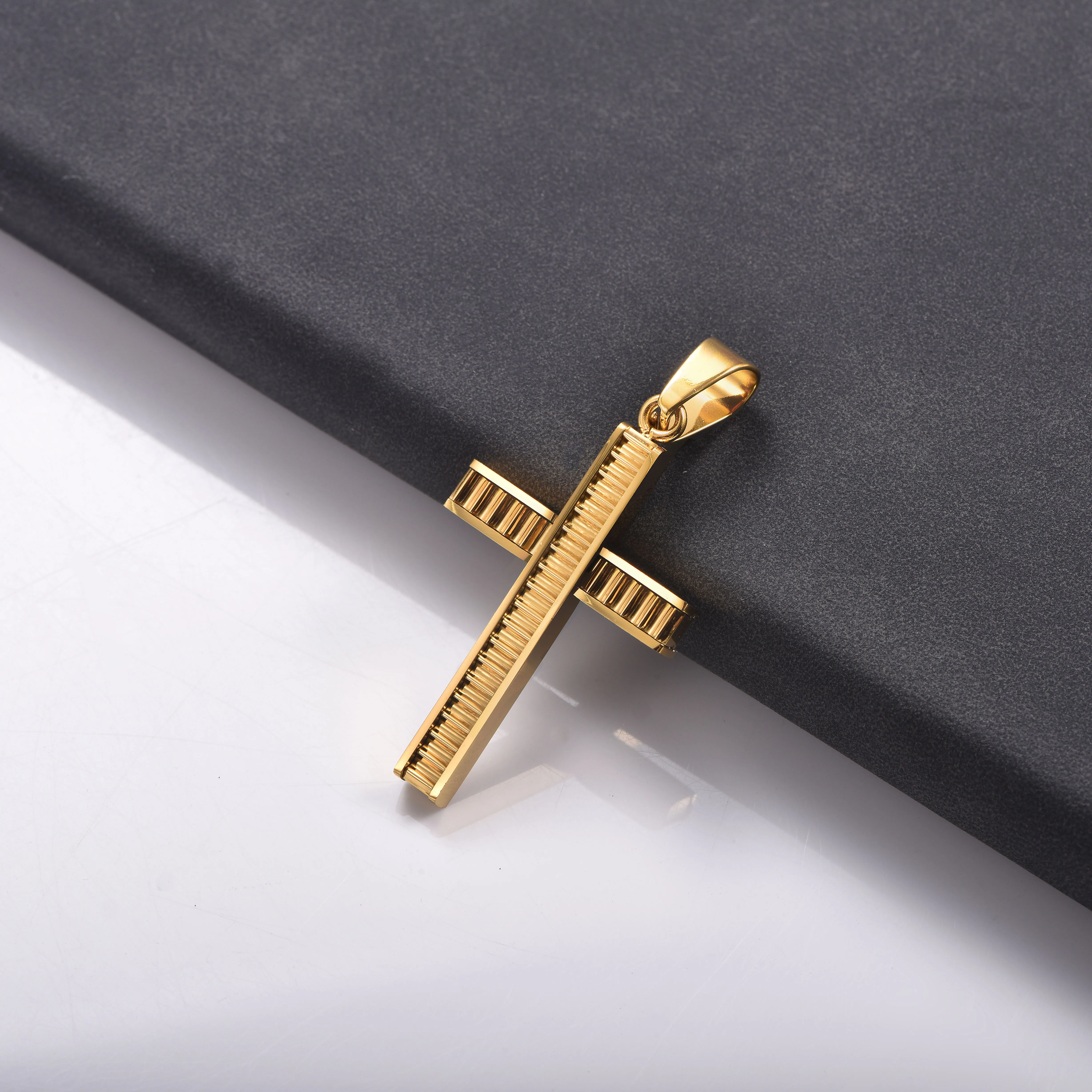 Strukturierte Kreuz-Anhänger-Halskette aus Edelstahl, Unisex, Herrenmode, Hals-Schmuck, Geschenk – Detail 4