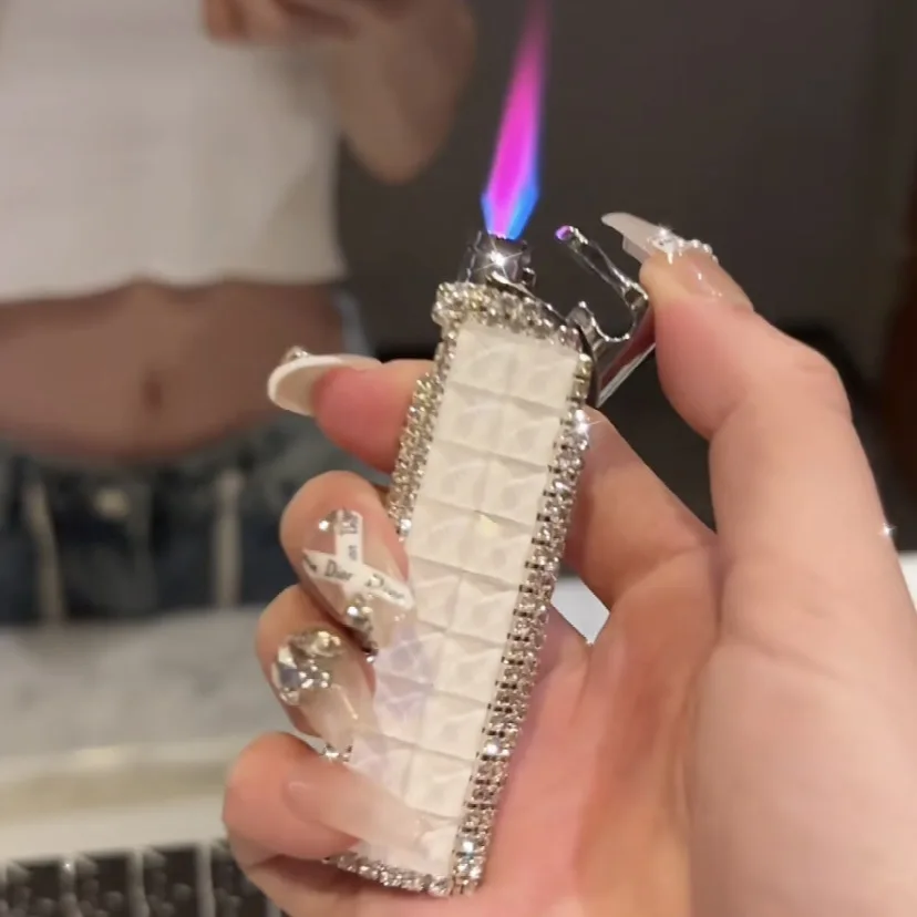 Rhinestone-Encrusted Torch Lighter Pink Jet Flame Refillable Butane Lighter Windproof Decorative Lighter with Sparkling Crystals