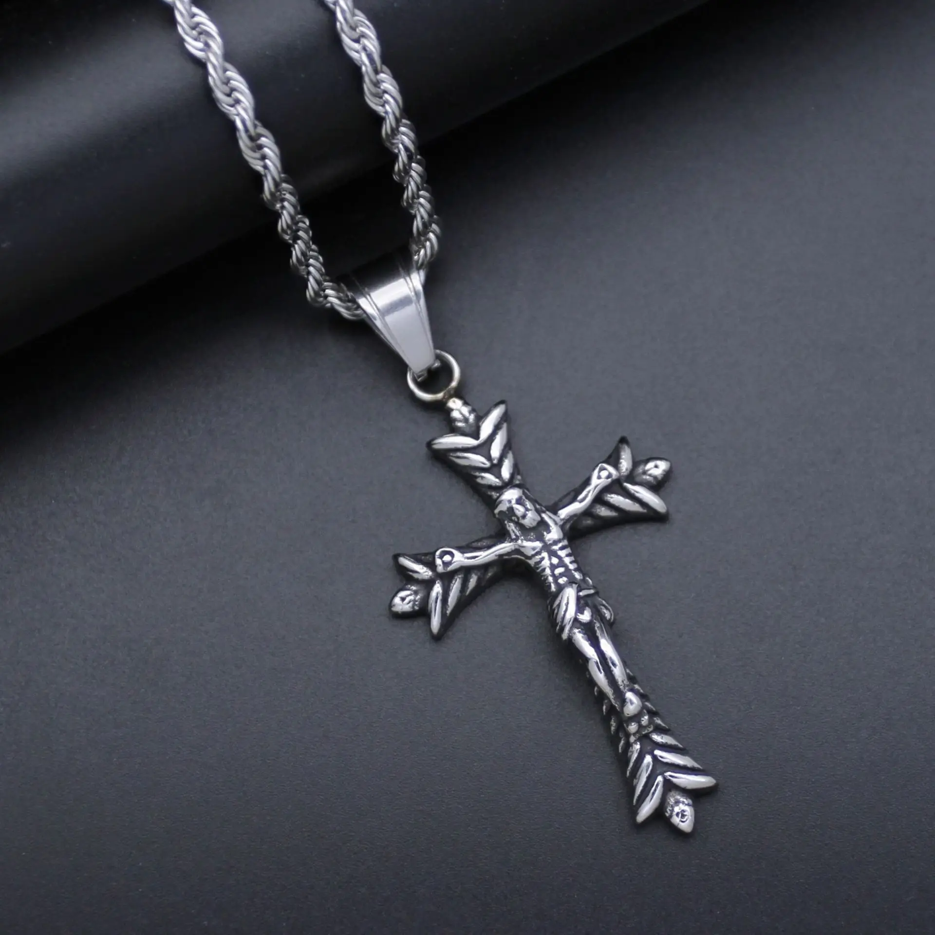 2025 Novo colar de Jesus St. Benz Nick Cross Retro Amuleto Pingente Pingente de aço inoxidável