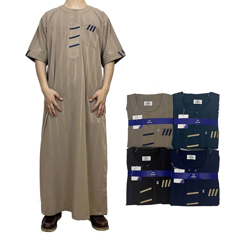 2024 muslimische Männer gestreifte Polyester kurz ärmel ige arabische Robe bestickte Taschen Herren nah östlichen Kleidung Farbe Khaki