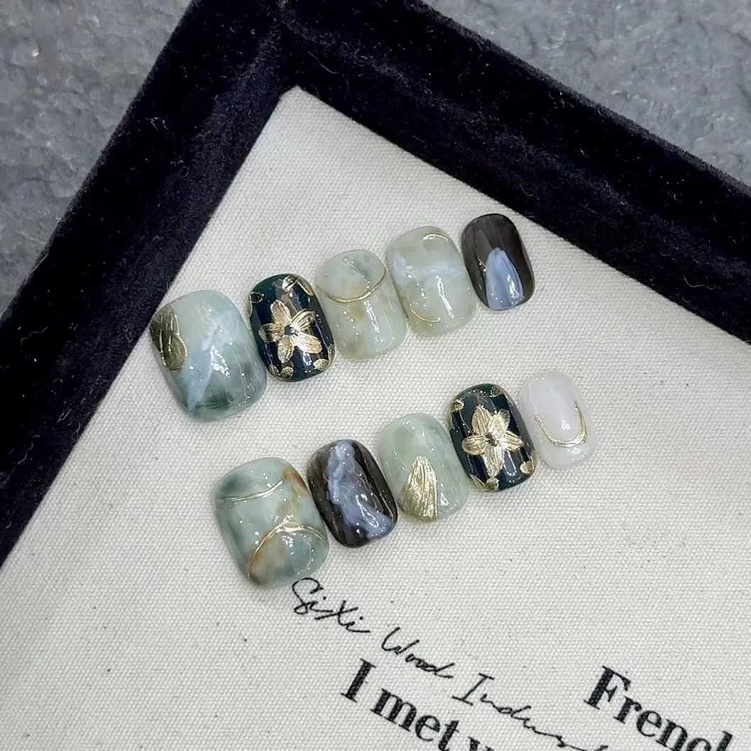 10 Stück handgefertigte, gepresste, kurze, quadratische, runde Nägel, schöne künstliche Nägel, frische grüne Mischung, goldene Blumen, geeignet für Frauen