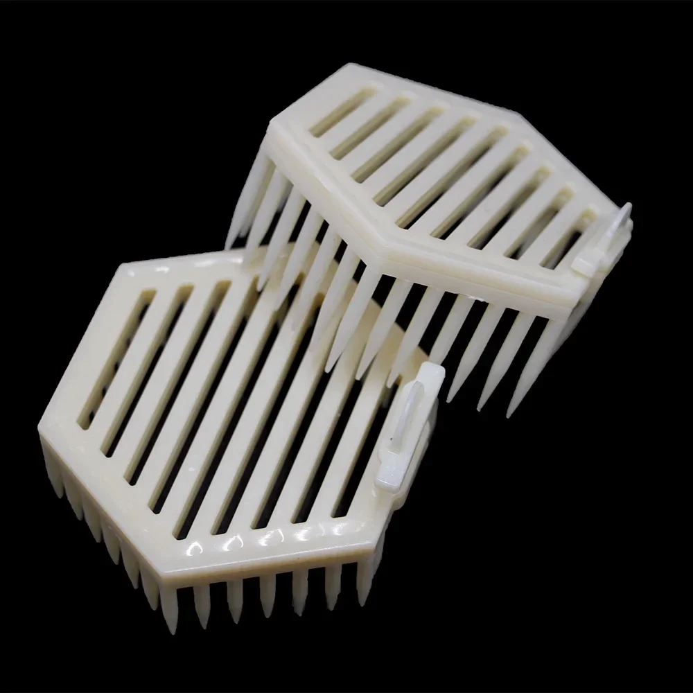 2PCS Queen Cage Bees Push In Confine The Queen On the Comb Isolation Catcher Bee Catcher Plastic Apis Mellifera Beekeeping Tools