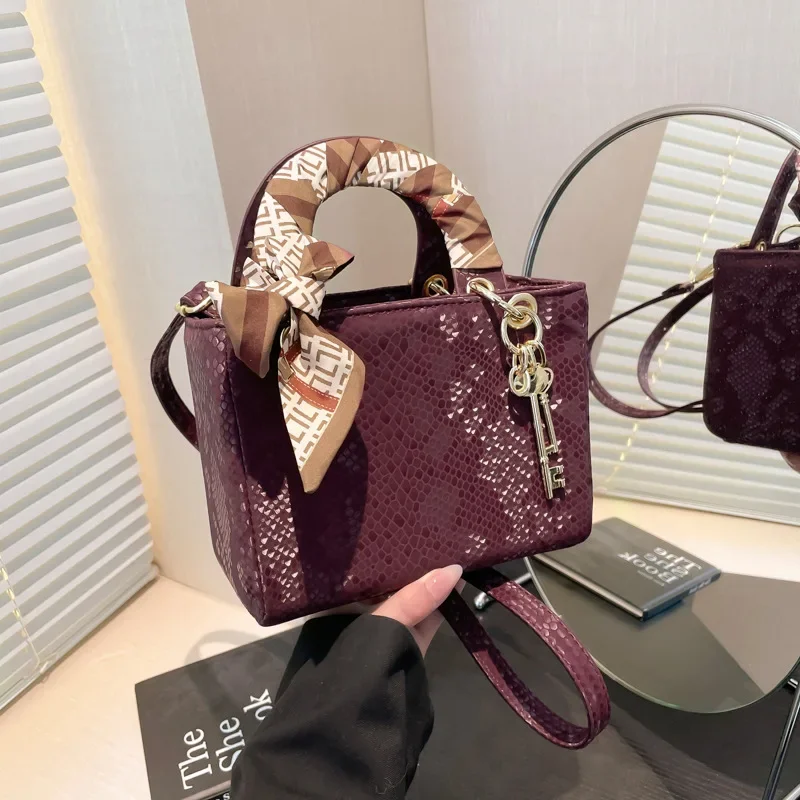 

Women's Fashionable Retro One-Shoulder Daifei Bag Trendy Scarf-Integrated Handbag Versatile Accessory for Stylishly