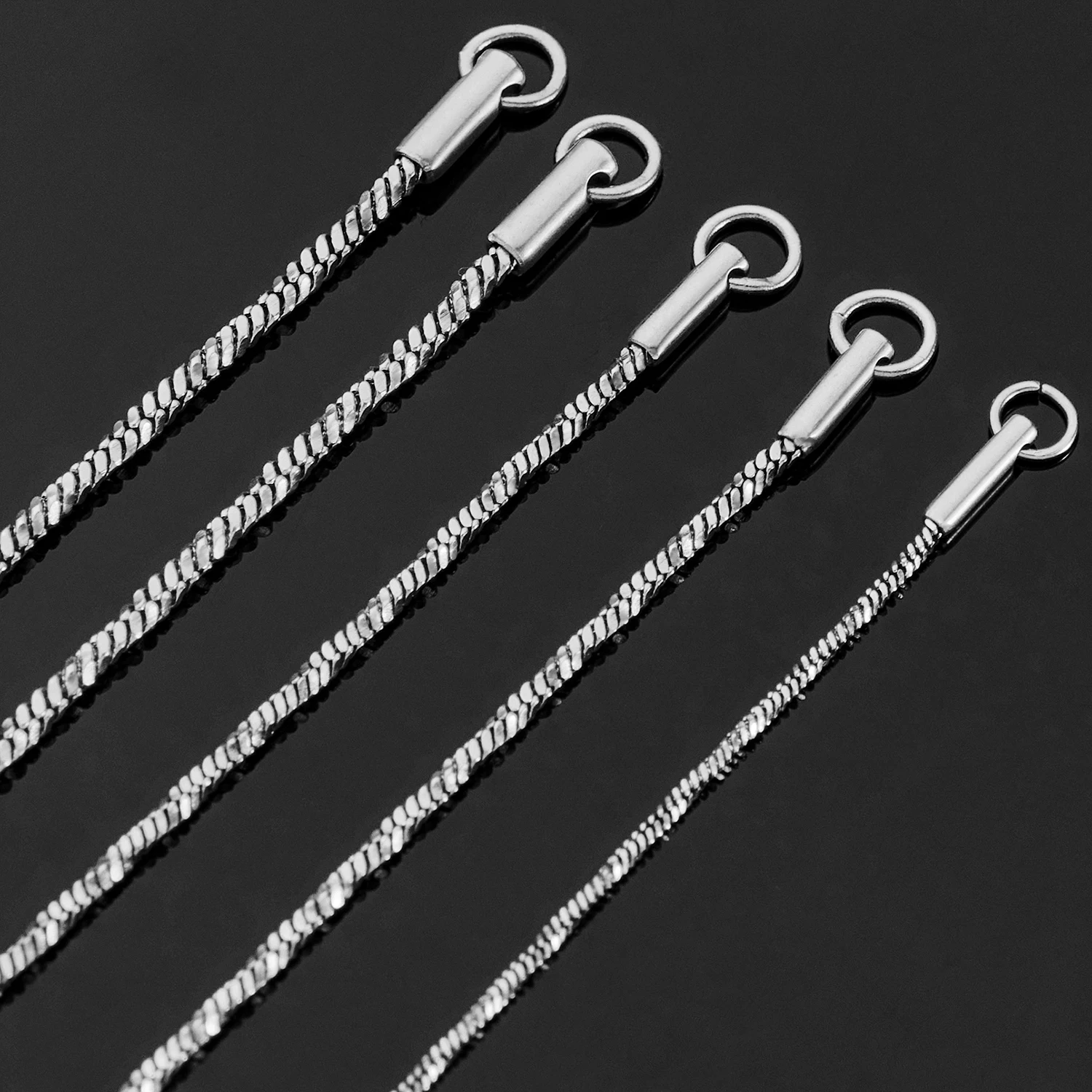 Coole silberfarbene, gedrehte Schlangenkette für Männer aus Edelstahl, lichtbeständig, modischer Schmuck für Rapper. – Detail 5