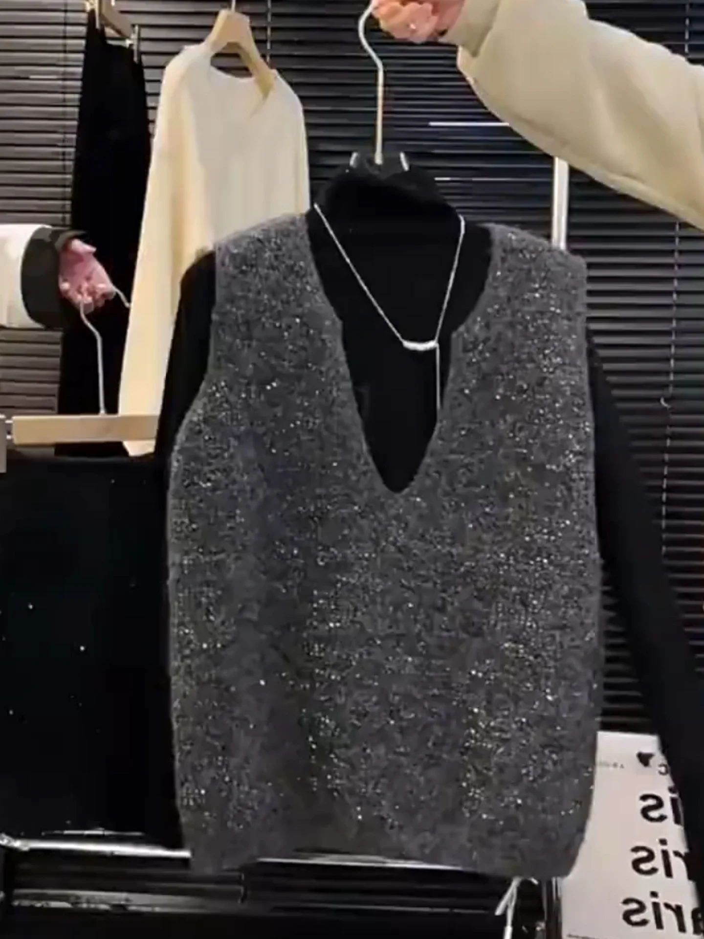 

Уютный вязаный жилет для женщин: повседневный топ с V-образным вырезом, теплый, осенний, модный, от элитного бренда, для работы и повседневной носки, стандартный крой