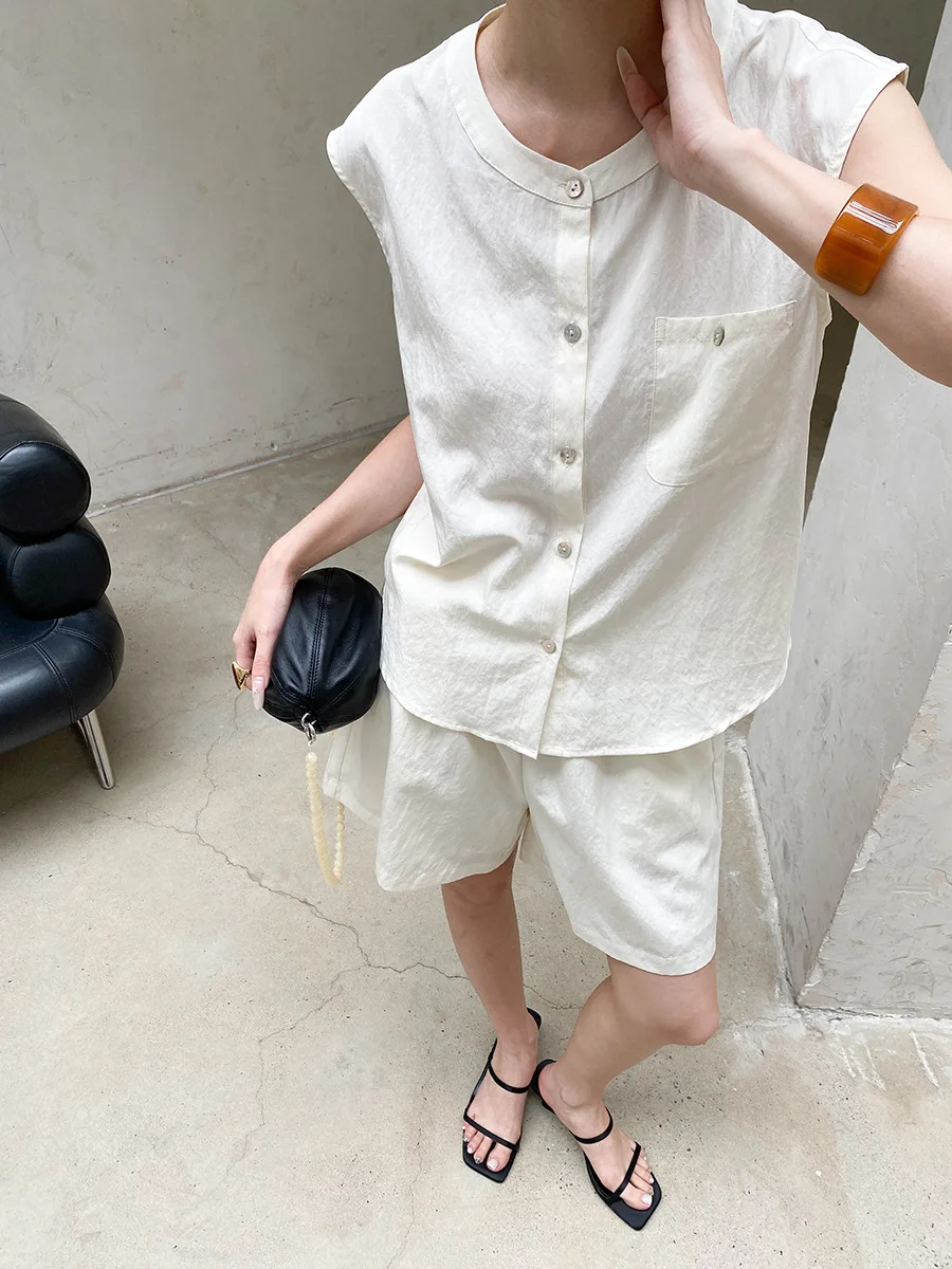 Sommerliches Damen-Set aus einfarbiger, ärmelloser Weste mit Rundhalsausschnitt und hochtaillierten Shorts für den Alltag – Detail 15