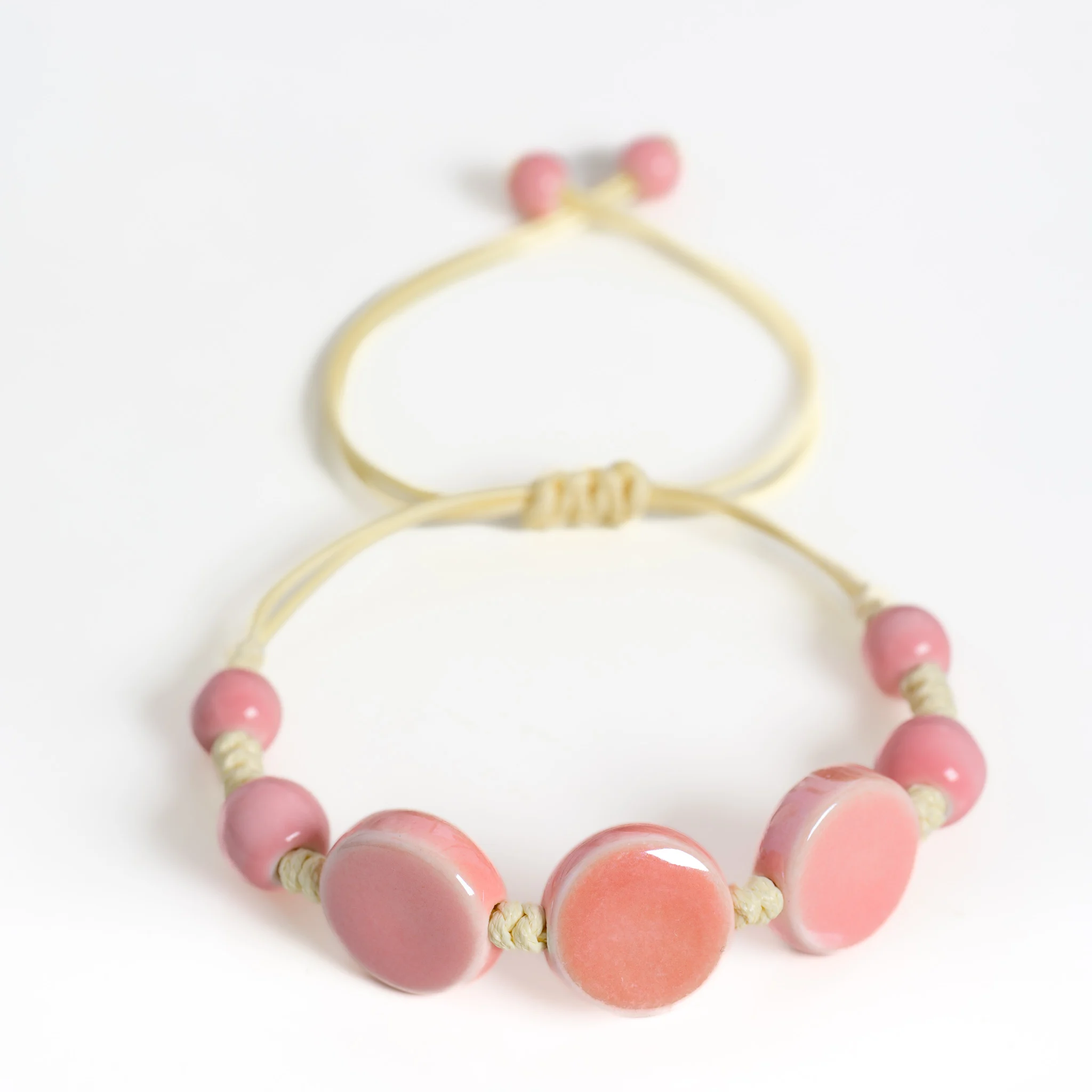 Handgefertigtes rosa Keramik-Scheibenarmband, verstellbar, beige Wachsseil, Pastell, runde Perlen, böhmischer Freundschaftsschmuck, Geschenk für Frauen