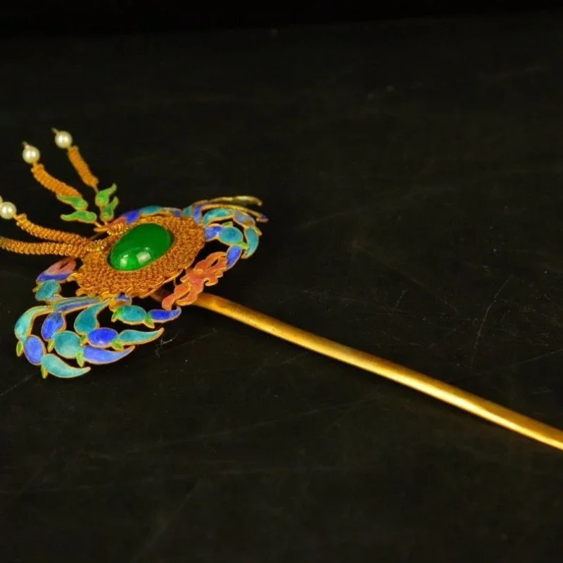 Collect a box of silver filigree inlaid with gemstones and hairpins in a brocade box of the Qing Dynasty.