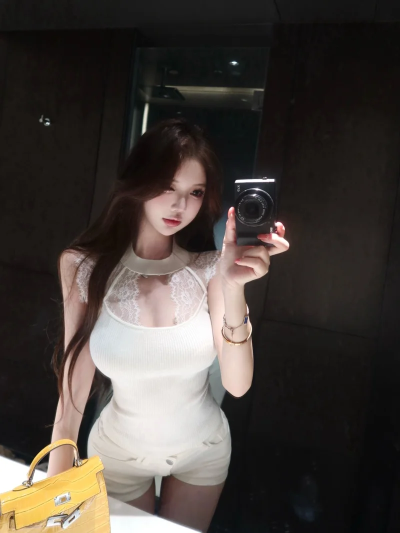 Elegant Lace Splice Hollow out Vest Women's Slim Fit round Neck Sleeveless Top Fashionable Spring Style Kumikumi Hot Girl Style