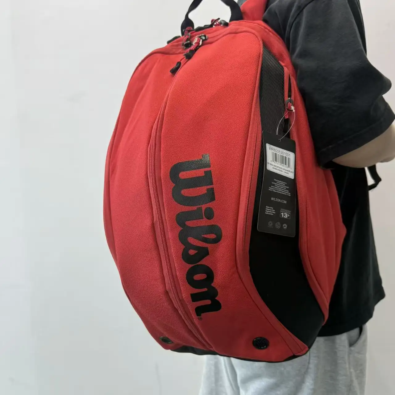 حقيبة ظهر ويلسون DNA Series Federer Red Tennis بتصميم PU حقيبة تنس رياضية بحد أقصى لـ 3 مضارب مع ‎ جيب العزل