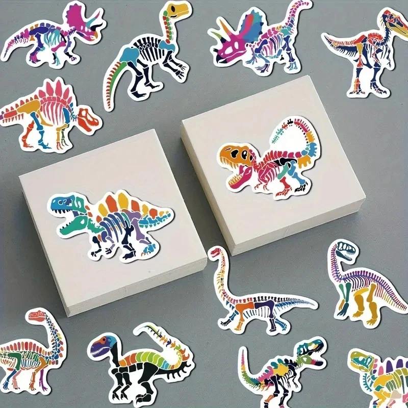 50 sztuk kolorowych naklejek z kreskówkowymi dinozaurami idealnych do projektów DIY na bagaż, notatniki, butelki na wodę, etui na telefony, gitary