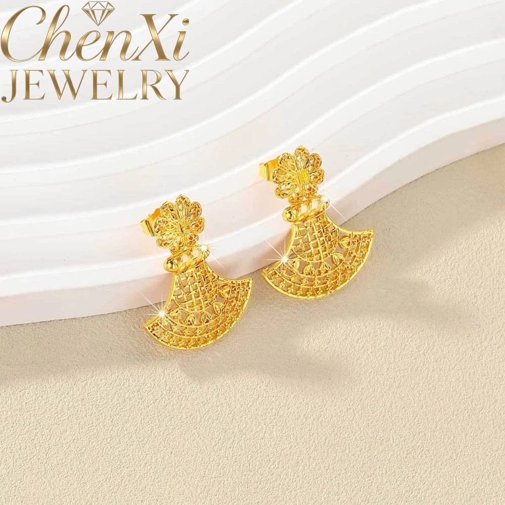 Sand Gold Perforated Fan-Shaped Floral Pendant Elaborately Decorative Focal Piece Easy-Pairing Accessory For Casual Holiday Gift