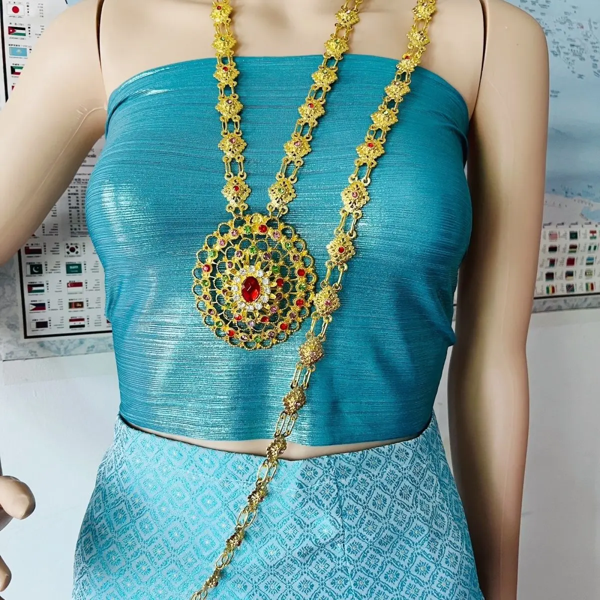 

Big flower necklace shoulder chain set Dai performance with chain
